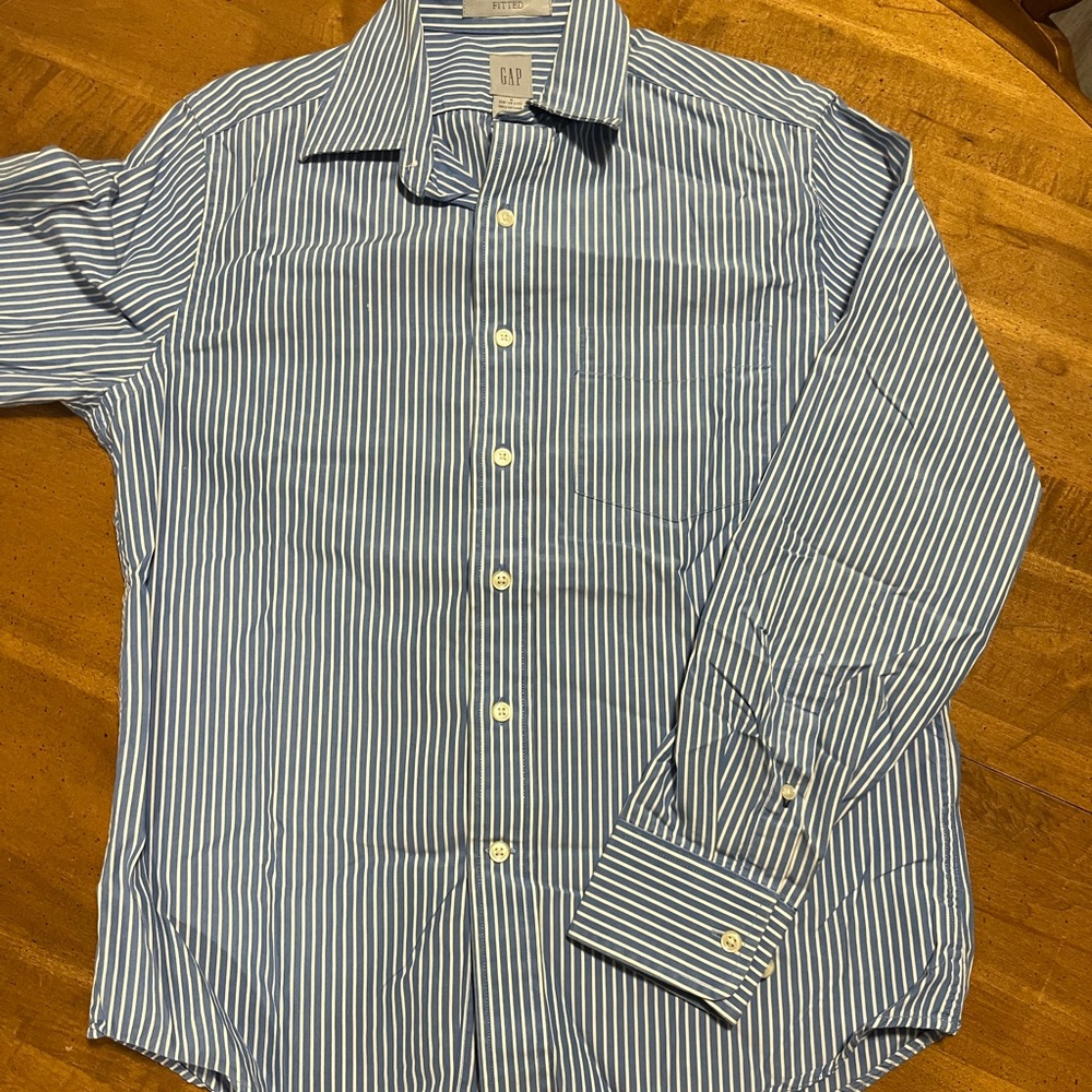 GAP Men's Blue and White Striped Button Down Shirt